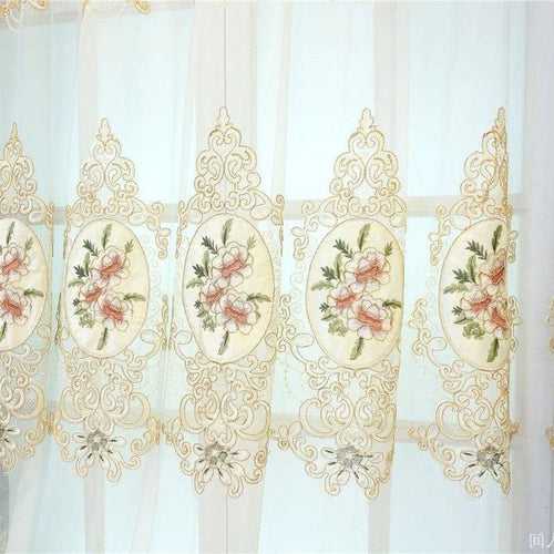 Voilage élégant avec broderies florales raffinées, motif délicat de fleurs colorées sur fond translucide, idéal pour décoration intérieure sophistiquée et lumineuse. Parfait pour filtrer la lumière tout en ajoutant une touche décorative classique et romantique à votre espace de vie.