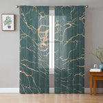 Rideaux élégants aux motifs marbrés dorés sur fond vert pour une décoration intérieure moderne. Parfaits pour ajouter une touche de sophistication et de style à votre salon ou chambre. Ces rideaux apportent une ambiance chic et contemporaine tout en contrôlant la lumière naturelle. Transformez votre espace de vie avec ces superbes habillages de fenêtres.
