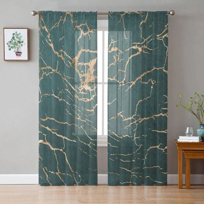 Rideaux élégants aux motifs marbrés dorés sur fond vert pour une décoration intérieure moderne. Parfaits pour ajouter une touche de sophistication et de style à votre salon ou chambre. Ces rideaux apportent une ambiance chic et contemporaine tout en contrôlant la lumière naturelle. Transformez votre espace de vie avec ces superbes habillages de fenêtres.