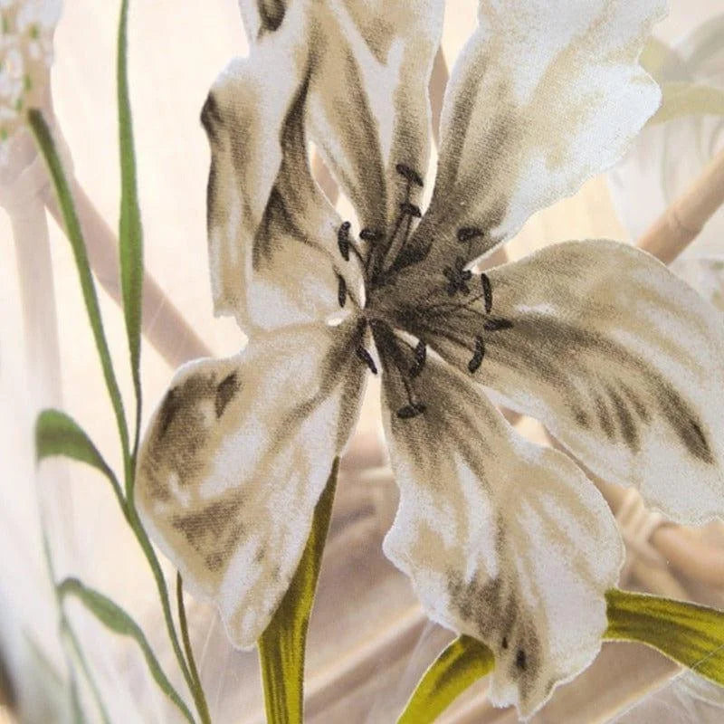 Gros plan sur un motif floral élégant avec des fleurs aux teintes délicates et des détails artistiques. Le design offre un style naturel et sophistiqué, parfait pour ajouter une touche de charme à tout intérieur.