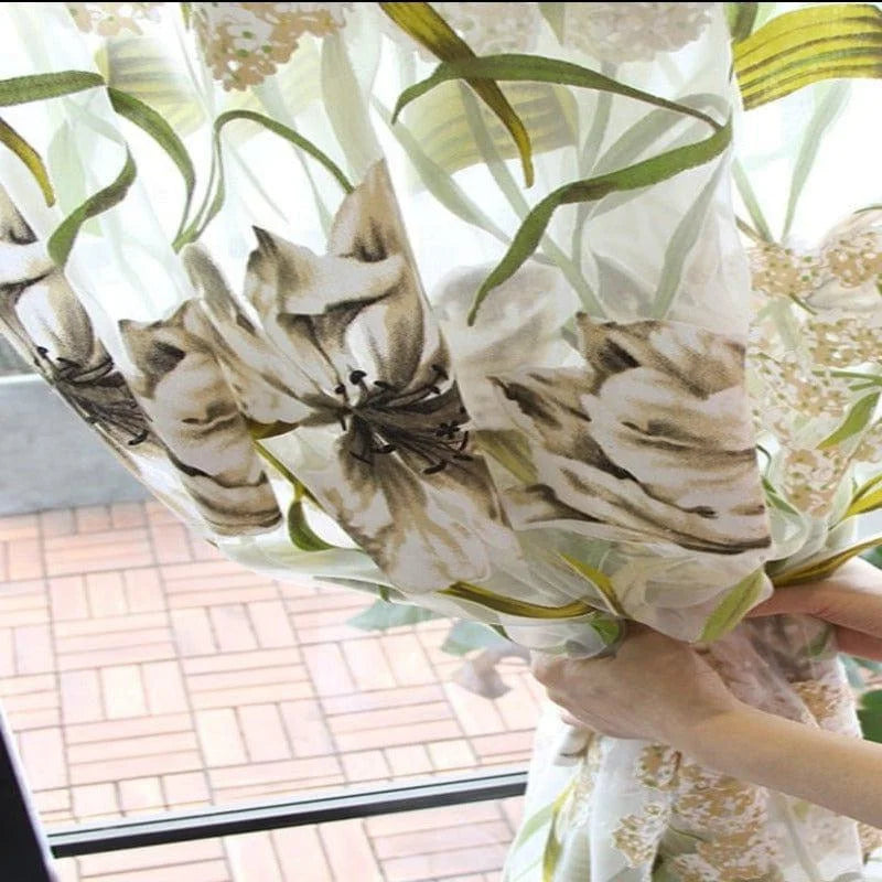 Rideau floral élégant avec des motifs de grandes fleurs, idéal pour apporter une touche de nature et de fraîcheur à votre intérieur. Ce rideau orné de motifs végétaux est parfait pour illuminer votre salon ou chambre, offrant une ambiance naturelle et apaisante. Convient pour une décoration printanière ou estivale.