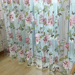 Rideaux transparents à motifs floraux roses et verts, élégants et lumineux, parfaits pour ajouter une touche de fraîcheur à votre intérieur. Idéal pour les salons ou chambres à coucher, ce design fleuri rehausse l'ambiance de votre espace avec charme et légèreté.