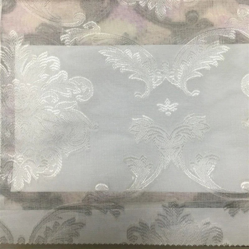 Tissu décoratif élégant avec motifs baroques, idéal pour confection de rideaux et accessoires d'intérieur, ajoutant une touche de sophistication et de raffinement à votre espace de vie. Design classique parfait pour le salon ou la chambre.