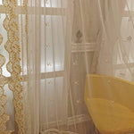 Rideaux élégants et décoratifs pour intérieur moderne, dotés de motifs floraux subtils qui apportent une touche de raffinement et d'intimité à n'importe quelle pièce. Idéal pour le salon ou la chambre, ce design ajoute une ambiance chaleureuse et accueillante tout en tamisant la lumière naturelle.