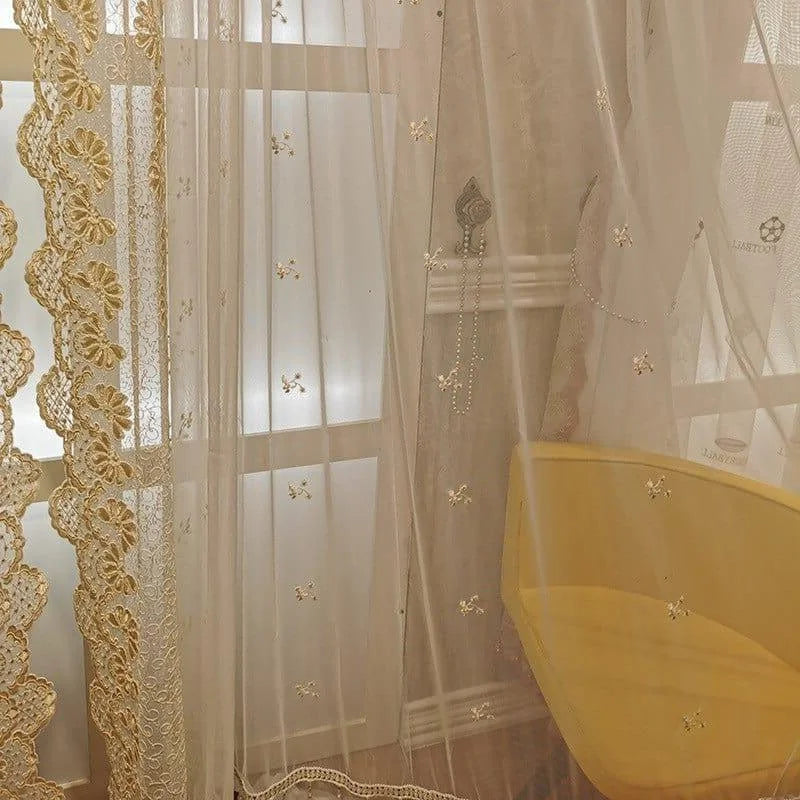 Rideaux élégants et décoratifs pour intérieur moderne, dotés de motifs floraux subtils qui apportent une touche de raffinement et d'intimité à n'importe quelle pièce. Idéal pour le salon ou la chambre, ce design ajoute une ambiance chaleureuse et accueillante tout en tamisant la lumière naturelle.