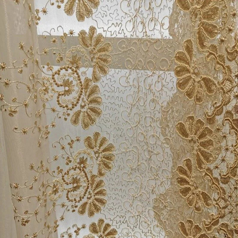 Dentelle dorée élégante avec motifs floraux délicats, parfaite pour les rideaux ou la décoration intérieure. Design raffiné apportant une touche de sophistication et de charme à tout espace. Idéale pour créer une ambiance chaleureuse et accueillante.