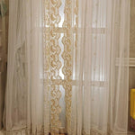 Rideaux élégants avec broderie florale dorée, parfaits pour ajouter une touche de sophistication à votre intérieur. Idéaux pour salon ou chambre, ces rideaux filtrent la lumière tout en créant une ambiance délicate et raffinée. Design raffiné et détails décoratifs en harmonie avec n'importe quel décor moderne ou classique.