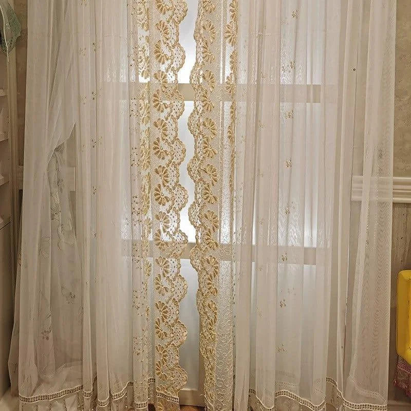 Rideaux élégants avec broderie florale dorée, parfaits pour ajouter une touche de sophistication à votre intérieur. Idéaux pour salon ou chambre, ces rideaux filtrent la lumière tout en créant une ambiance délicate et raffinée. Design raffiné et détails décoratifs en harmonie avec n'importe quel décor moderne ou classique.