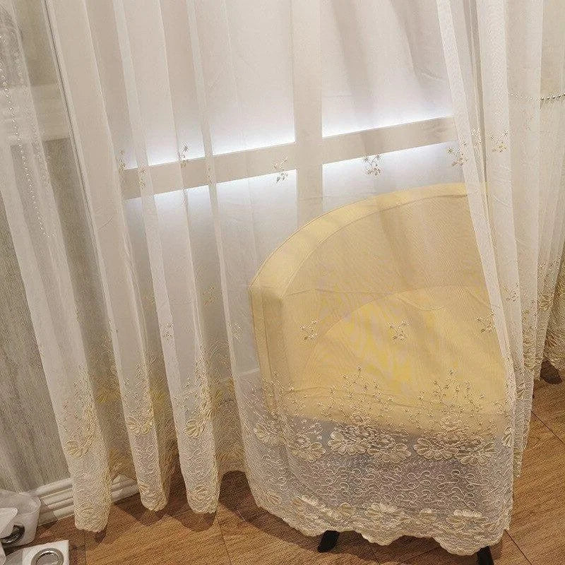 Voilage décoratif élégant avec motifs floraux délicats, idéal pour embellir et illuminer une salle de séjour ou une chambre. Ce rideau ajoute une touche de sophistication et de douceur à votre intérieur tout en préservant votre intimité. Parfait pour une ambiance lumineuse et accueillante.