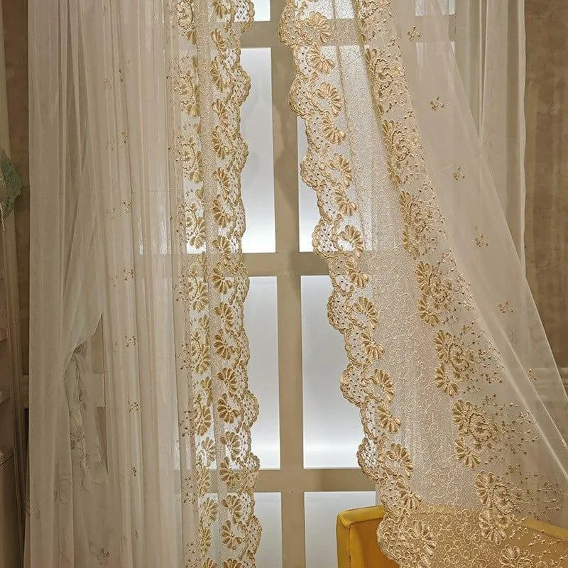 Rideaux élégants en dentelle ornés de motifs floraux dorés pour décoration intérieure raffinée. Idéal pour salon ou chambre, ajoutant une touche de sophistication et de charme classique. Parfaits pour créer une ambiance chaleureuse et accueillante tout en filtrant la lumière naturelle.