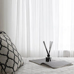 Rideau blanc transparent pour une décoration intérieure moderne et épurée. Évoque une atmosphère relaxante et lumineuse. Idéal pour salon ou chambre à coucher. Accessoire parfait pour créer une ambiance apaisante.