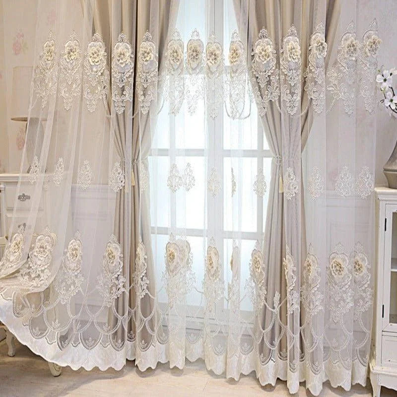 Voilage élégant avec motifs floraux, idéal pour décorer votre intérieur tout en apportant une touche de sophistication et de lumière douce à votre salon ou chambre à coucher. Conçu pour s'accorder harmonieusement avec tous les styles de décoration, ce voilage embellit votre fenêtre tout en préservant votre intimité.