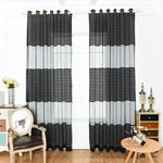 Rideaux modernes avec motifs rayés noirs et transparents, idéaux pour une décoration contemporaine de salon. Ajout élégant et chic à tout espace intérieur. Parfaits pour filtrer la lumière tout en conservant une ambiance lumineuse et aérée. Accessoire de fenêtre tendance pour rénover votre intérieur.
