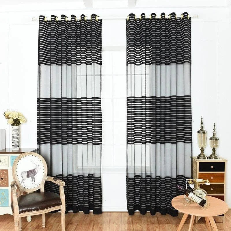 Rideaux modernes avec motifs rayés noirs et transparents, idéaux pour une décoration contemporaine de salon. Ajout élégant et chic à tout espace intérieur. Parfaits pour filtrer la lumière tout en conservant une ambiance lumineuse et aérée. Accessoire de fenêtre tendance pour rénover votre intérieur.