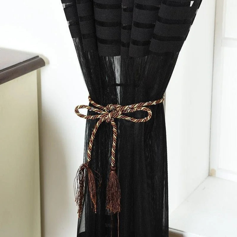 Rideau noir élégant avec liens décoratifs, idéal pour ajouter une touche sophistiquée à votre intérieur. Ce rideau moderne et chic apporte une ambiance contemporaine à toute pièce de votre maison, tout en offrant une touche de mystère et d'intimité. Parfait pour les salons, chambres ou espaces de travail, il s'intègre harmonieusement dans divers styles de décoration.