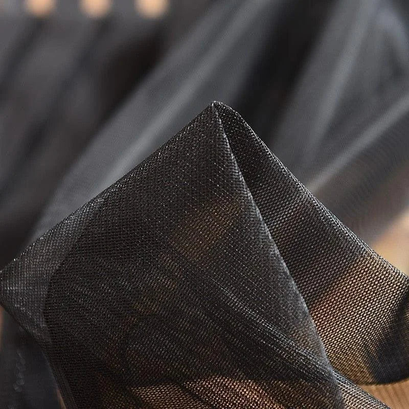 Voile noir élégant pour créations mode, idéal pour vêtements personnalisés, drapés légers et accessoires de haute couture. Découvrez la finesse et le charme de ce tissu chic pour apporter une touche de sophistication à vos projets créatifs.