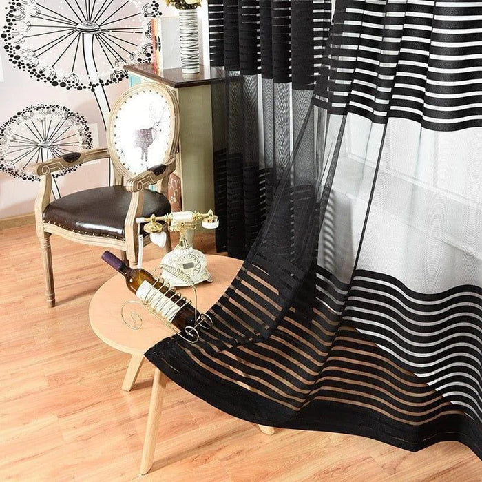 Rideau moderne à rayures noires et blanches, apportant une touche d'élégance contemporaine à votre salon. Parfait pour filtrer la lumière tout en ajoutant du style à votre espace intérieur. Idéal pour une décoration chic et raffinée.