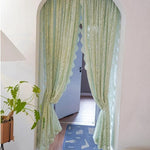 Rideau décoratif élégant, coloris vert pastel, idéal pour ajouter une touche de charme et d'intimité à votre intérieur. Parfait pour les ouvertures de portes ou pour séparer les espaces de vie. Ce rideau harmonise votre décoration avec élégance.