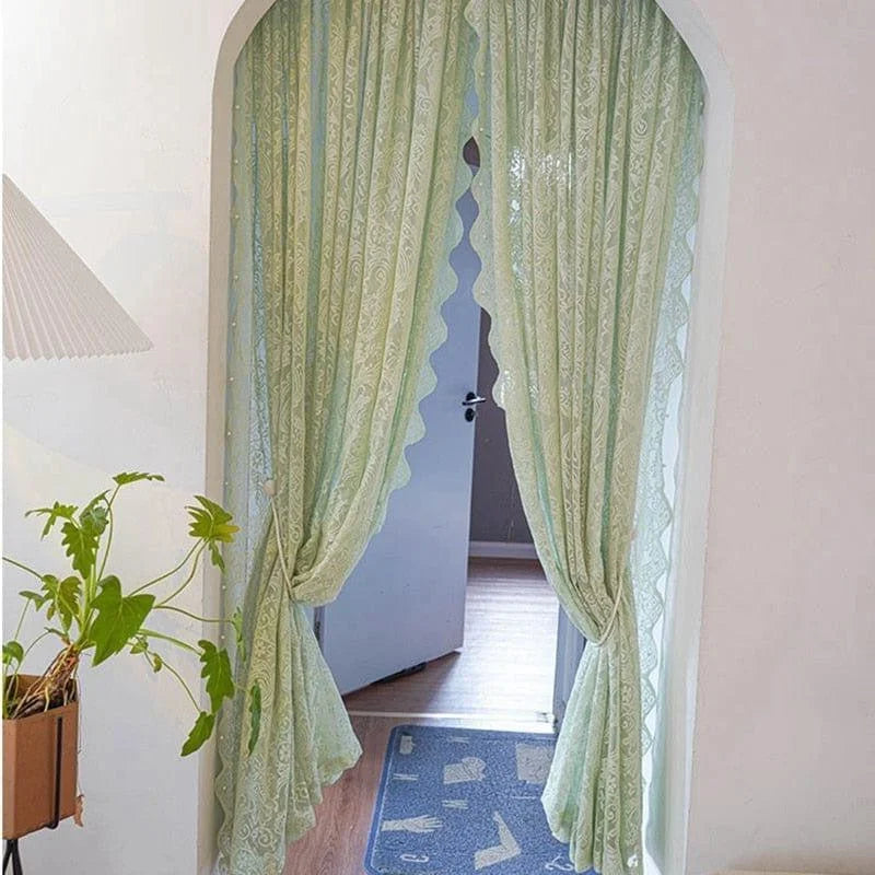 Rideau décoratif élégant, coloris vert pastel, idéal pour ajouter une touche de charme et d'intimité à votre intérieur. Parfait pour les ouvertures de portes ou pour séparer les espaces de vie. Ce rideau harmonise votre décoration avec élégance.