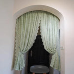 Rideaux élégants verts pour portes, parfaits pour ajouter une touche de raffinement à votre intérieur. Idéal pour séparer les espaces dans une maison moderne ou classique. Design délicat et attrayant, convenant à divers styles de décoration. Transformez votre pièce avec ces rideaux décoratifs qui offrent intimité et esthétique soignée.