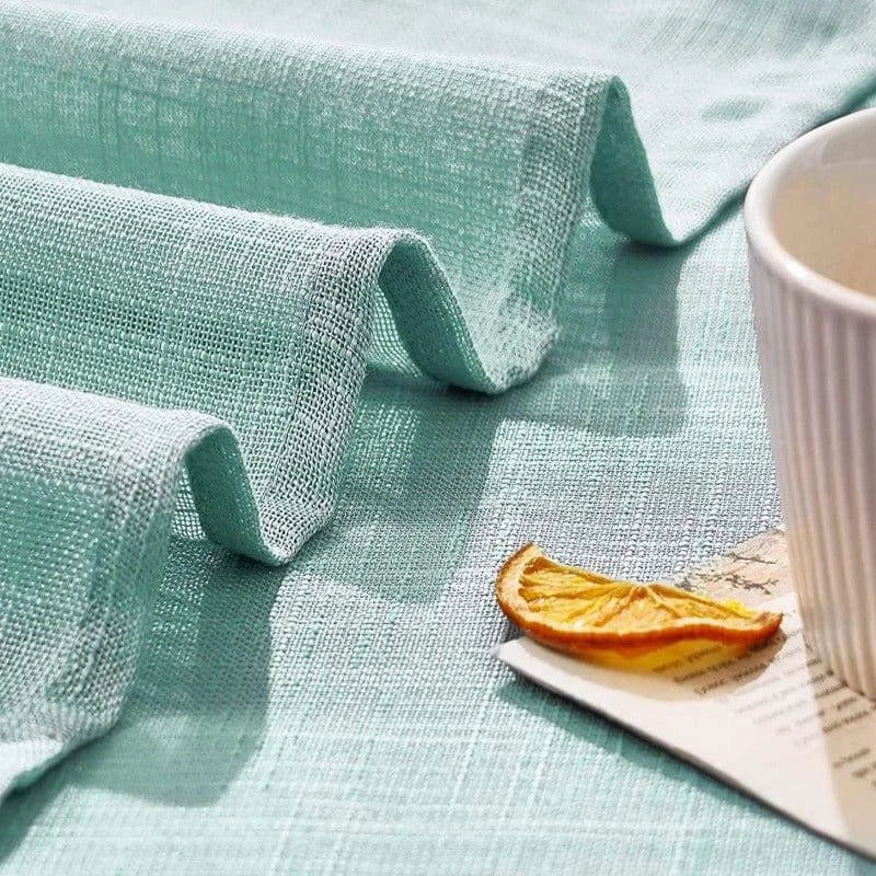 Serviette turquoise élégante et moderne, idéale pour ajouter une touche de couleur à votre table. Parfaite pour des décorations de table tendance, cette serviette illumine votre intérieur avec style et élégance. Profitez d'un confort incomparable lors de vos repas.