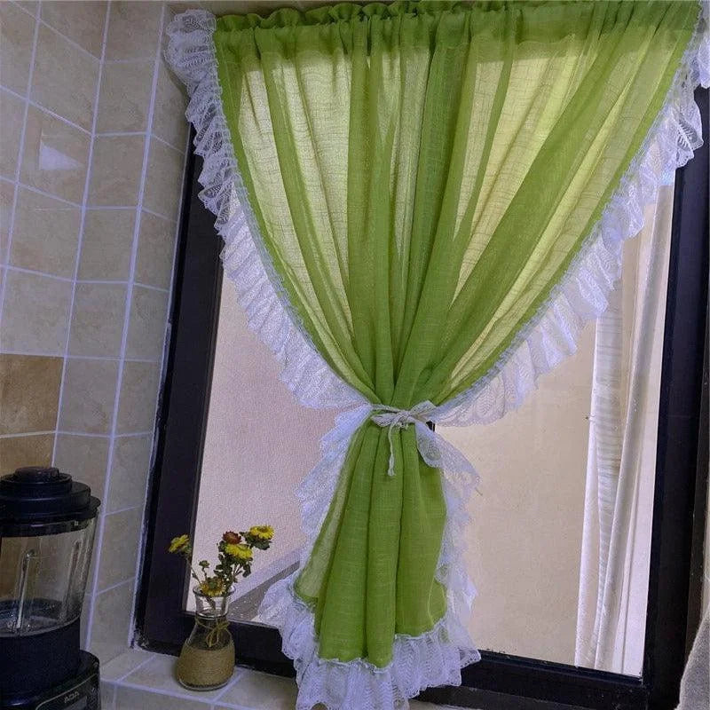 Rideau de cuisine vert avec bordure en dentelle blanche, idéal pour ajouter une touche de fraîcheur et de style à votre décoration intérieure. Parfait pour filtrer la lumière tout en préservant l'intimité de votre espace. Accessoire décoratif élégant qui s'intègre facilement dans différents styles d'intérieur. Parfait pour les fenêtres de cuisine, ajoutez une note de charme à votre maison.
