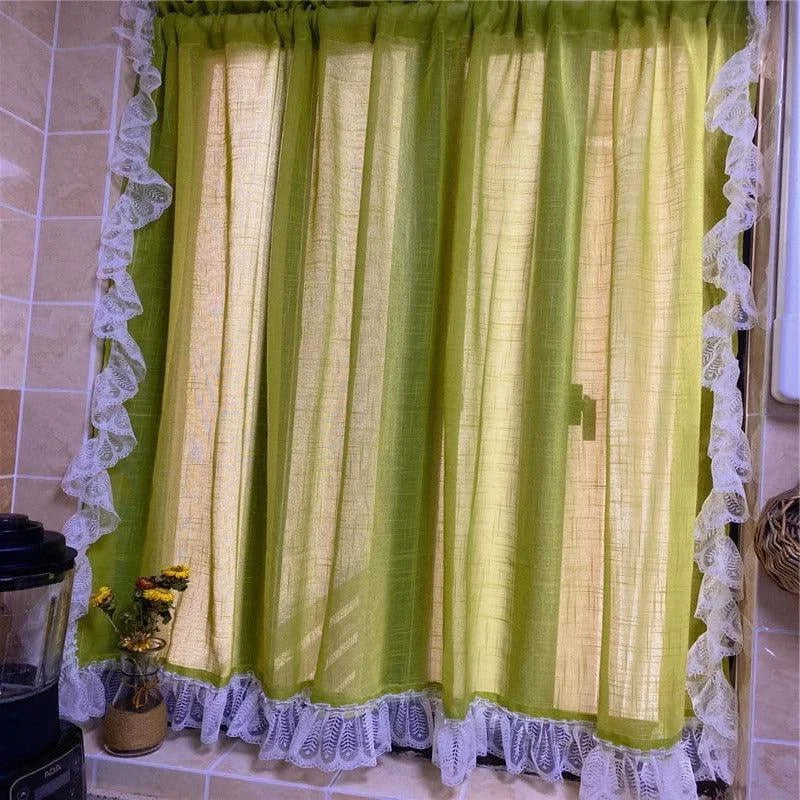 Rideau de cuisine vert avec bordure en dentelle blanche, parfait pour ajouter une touche décorative à votre intérieur tout en offrant une intimité élégante. Idéal pour éclairer et embellir votre espace tout en préservant une ambiance chaleureuse.