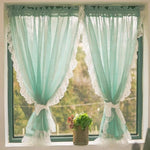 Rideaux élégants colorés en turquoise, ornés de dentelle délicate, suspendus à une fenêtre lumineuse. Ces rideaux ajoutent une touche de charme et de sophistication à toute pièce. Parfait pour une décoration intérieure accueillante et intemporelle. Plante verte en pot placée sur le rebord de fenêtre, apportant une note naturelle.