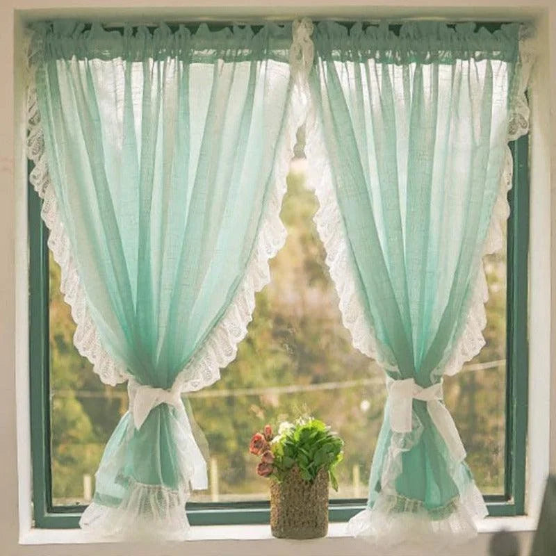 Rideaux élégants colorés en turquoise, ornés de dentelle délicate, suspendus à une fenêtre lumineuse. Ces rideaux ajoutent une touche de charme et de sophistication à toute pièce. Parfait pour une décoration intérieure accueillante et intemporelle. Plante verte en pot placée sur le rebord de fenêtre, apportant une note naturelle.