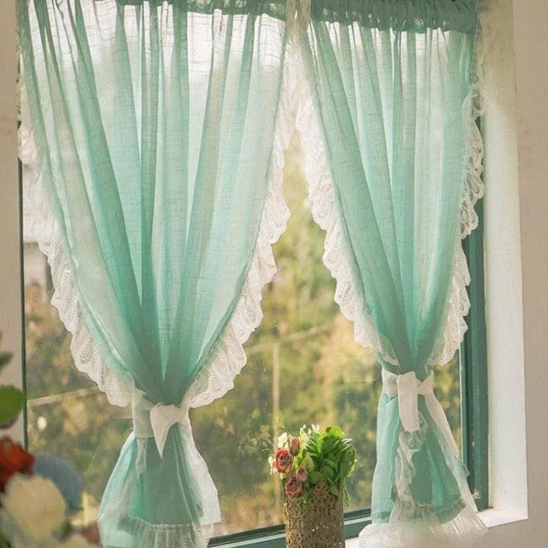Rideaux élégants en bleu pastel ornés de dentelle blanche, parfaits pour ajouter une touche de charme et de douceur à votre intérieur. Idéals pour décorer une fenêtre de salon ou de chambre, ces rideaux créent une ambiance lumineuse et accueillante. Complétez votre décoration avec une note florale pour un effet harmonieux et naturel.