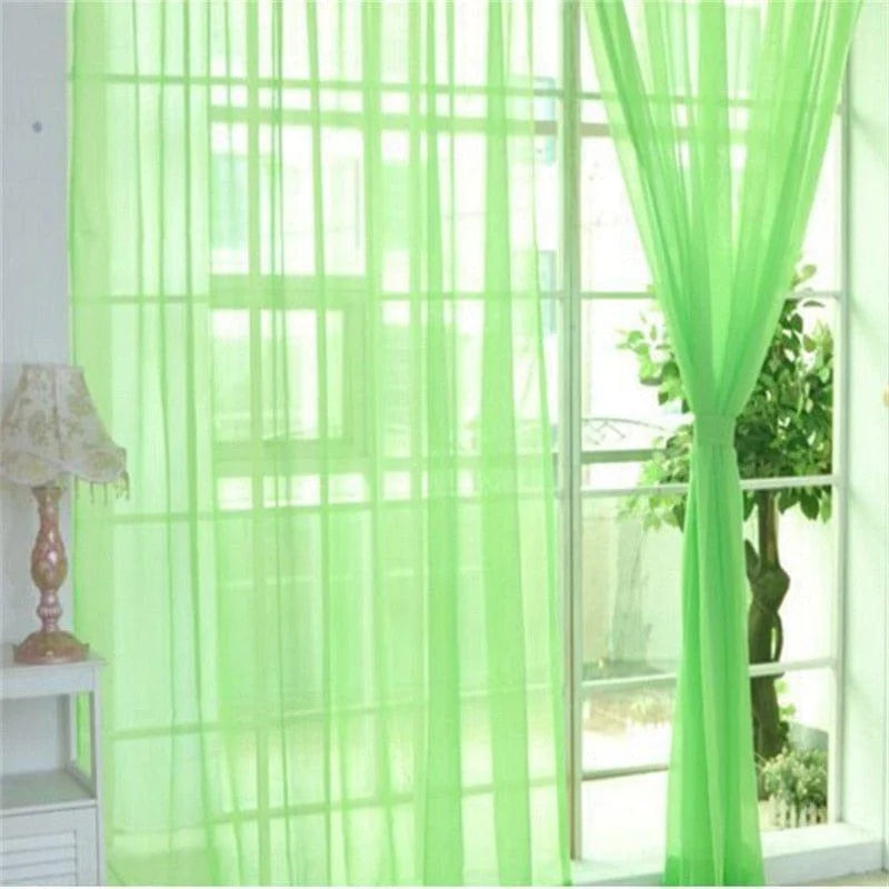 Rideaux translucides vert clair pour salon, apportant luminosité et fraîcheur à votre intérieur. Style moderne et élégant, parfait pour décorer votre espace de vie tout en préservant votre intimité. Idéal pour les fenêtres et portes-fenêtres.