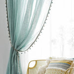 Rideaux élégants bleu clair avec ornements décoratifs, parfaits pour embellir votre intérieur. Ce design raffiné ajoute une touche de sophistication à n'importe quelle pièce, tout en permettant une lumière douce de filtrer, idéale pour créer une ambiance apaisante dans votre salon ou chambre. Accessoire de décoration tendance et fonctionnel.