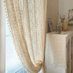 Rideaux élégants au design ajouré avec motifs floraux, apportant une touche de charme vintage à votre intérieur. Idéaux pour un salon ou une chambre, ces rideaux ajoutent une ambiance lumineuse et chaleureuse à votre espace de vie. Parfaits pour ceux qui recherchent à embellir leur décoration avec style et sophistication.