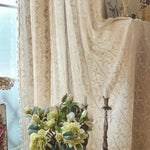 Rideaux élégants de couleur crème avec motifs floraux décoratifs, ajoutant une touche vintage à la décoration intérieure. Ces rideaux apportent une atmosphère cosy et romantique à votre espace de vie, illuminant la pièce grâce à leur design délicat. Parfaits pour créer une ambiance chaleureuse et accueillante dans le salon ou la chambre.