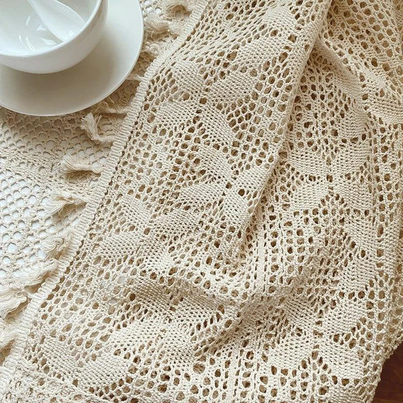 Chemin de table décoratif en dentelle beige avec motif floral, idéal pour embellir une table à manger. Élégance et style pour une décoration d'intérieur raffinée. Parfait pour les occasions spéciales ou un usage quotidien.