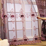 Voilage décoratif pour fenêtre avec motifs élégants et détails brodés floraux. Idéal pour ajouter une touche raffinée à votre intérieur, ce rideau offre un équilibre parfait entre intimité et lumière naturelle. Design chic adapté à tout style de décoration intérieure.