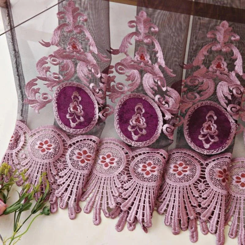 Bordure décorative élégante avec motifs floraux, idéale pour la personnalisation de vêtements ou de projets créatifs. Cette bordure raffinée aux détails complexes et aux nuances de rose et violet apportera une touche sophistiquée à votre création. Parfait pour les amateurs de couture et de décoration artisanale.