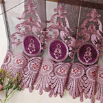 Bordure décorative élégante avec motifs floraux, idéale pour la personnalisation de vêtements ou de projets créatifs. Cette bordure raffinée aux détails complexes et aux nuances de rose et violet apportera une touche sophistiquée à votre création. Parfait pour les amateurs de couture et de décoration artisanale.