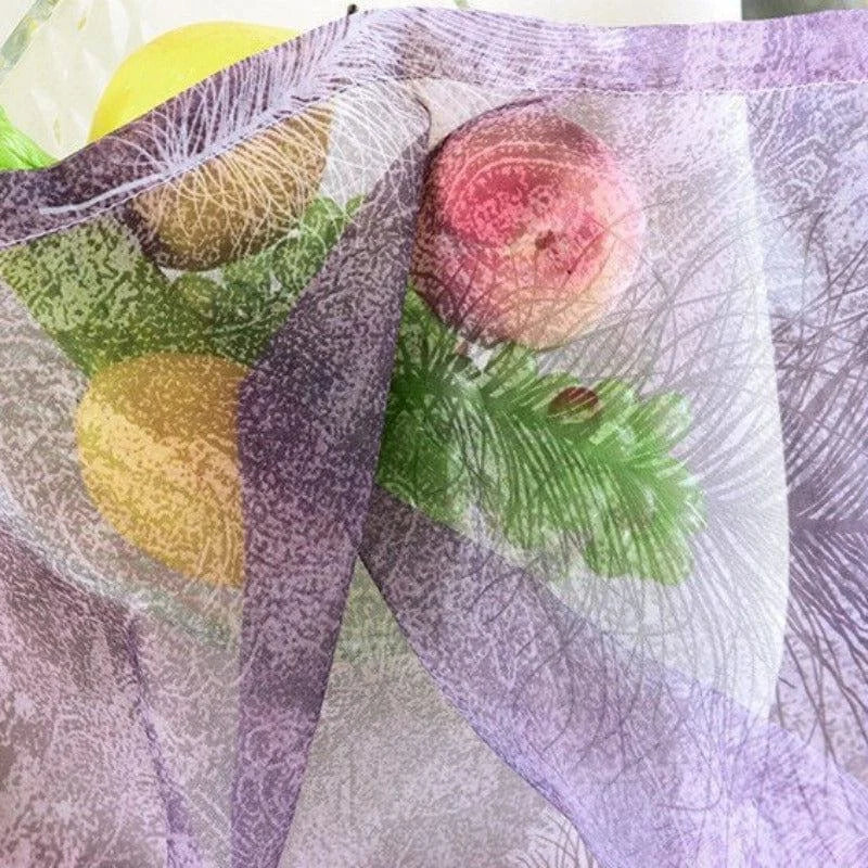 Carré de tissu à motif floral, aux nuances violettes et vertes, idéal pour ajouter une touche élégante à votre décoration intérieure. Parfait pour les projets de couture créatifs ou comme accent décoratif pour une table ou un meuble. Accessoire polyvalent pour embellir votre espace de vie avec style et originalité.