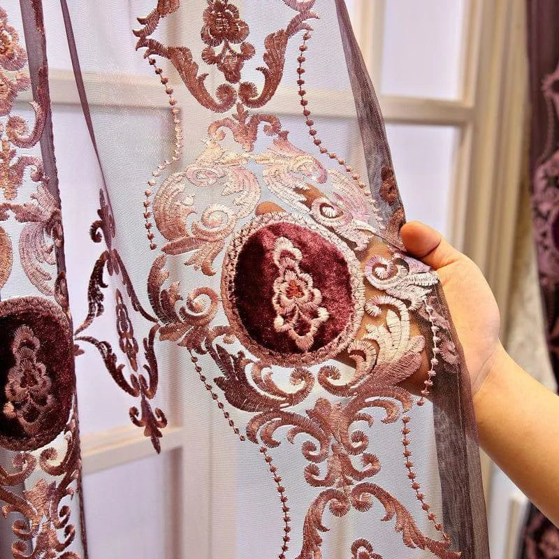 Voilage élégant avec motifs floraux brodés en relief, idéal pour ajouter une touche de sophistication à votre décoration intérieure. Ce rideau translucide embellit vos fenêtres avec ses motifs complexes et artistiques, créant une atmosphère chic et accueillante dans votre salon ou chambre. Adapté à tous les styles de décoration, il combine parfaitement style et fonctionnalité pour un intérieur raffiné.