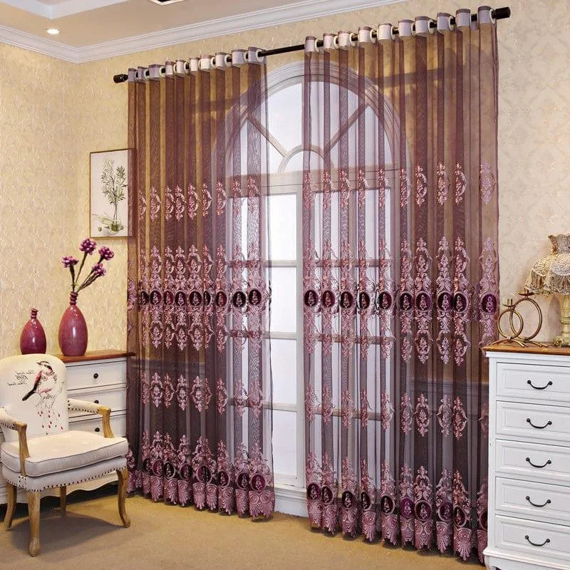 Rideaux élégants pour salon avec motif floral rose, parfaits pour ajouter une touche de sophistication à votre décoration intérieure. Ils permettent de filtrer la lumière tout en préservant l'intimité de la pièce. Grâce à leur design raffiné, ces rideaux sont idéaux pour sublimer vos fenêtres tout en harmonisant avec un mobilier classique et des accessoires décoratifs. Optez pour une ambiance chaleureuse et accueillante dans votre maison avec ce modèle de rideaux chic.