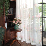Rideaux élégants avec motifs floraux roses, parfaits pour apporter une touche de charme à votre salon. Idéal pour une ambiance chaleureuse et accueillante, ces rideaux s'intègrent parfaitement à une décoration intérieure classique ou moderne. Disposez-les près de votre bibliothèque pour un effet décoratif réussi.