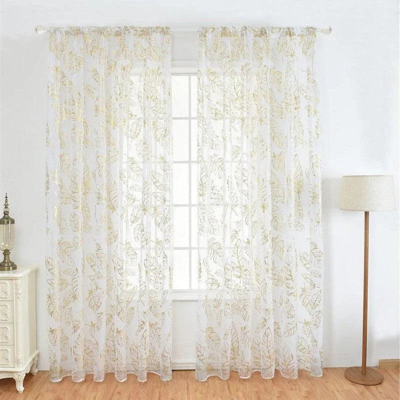 Rideaux transparents ornés de motifs floraux dorés, ajoutant une touche élégante et lumineuse à tout intérieur, idéals pour embellir les fenêtres de votre salon ou chambre à coucher. Styling raffiné et contemporain pour une décoration intérieure raffinée.