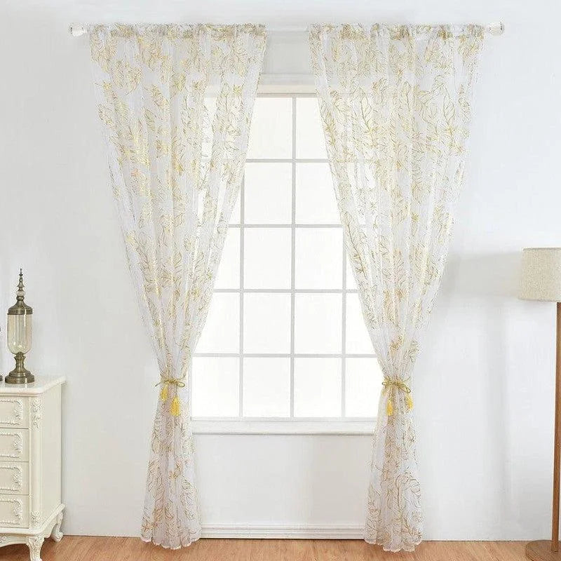 Voilage élégant à motif floral doré pour salon moderne, idéal pour apporter luminosité et style à votre intérieur. Parfait pour une ambiance chaleureuse et raffinée, s'adapte à toutes les décorations.
