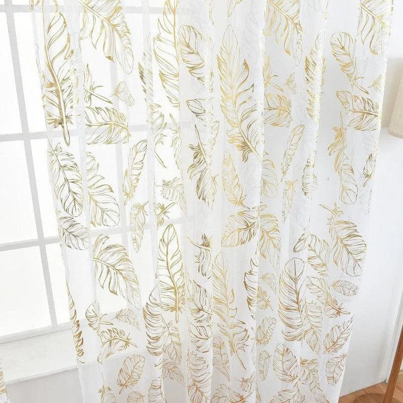 Rideau décoratif avec motifs de plumes dorées, idéal pour ajouter une touche d'élégance et de légèreté à votre intérieur. Parfait pour les salons lumineux, les chambres modernes ou les espaces de détente. Design raffiné et tendance, ce rideau rehausse votre décoration tout en filtrant délicatement la lumière naturelle.