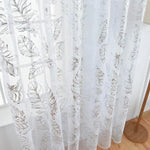 Rideau translucide élégant avec motif de plumes pour une décoration intérieure raffinée et lumineuse. Ce voilage délicat permet de filtrer doucement la lumière tout en apportant une touche aérienne et esthétique à votre pièce. Idéal pour les salons, chambres ou espaces de détente, ce rideau au design léger s'harmonise facilement avec divers styles de mobiliers et couleurs murales. Parfait pour créer une atmosphère sereine et naturelle chez vous.