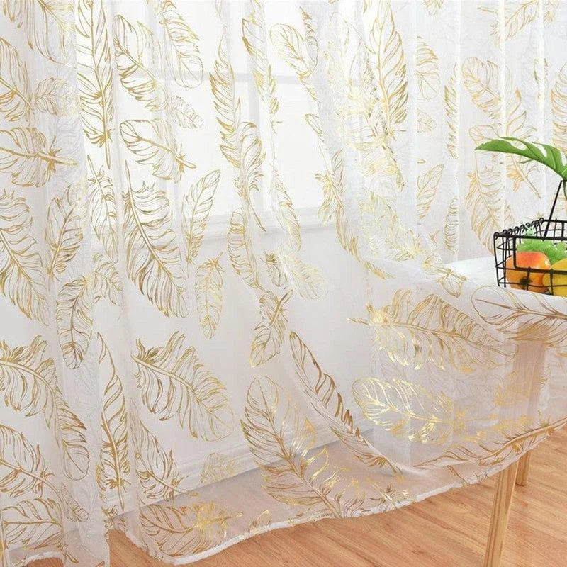 Rideau transparent élégant avec motifs de feuilles dorées, idéal pour ajouter une touche chic à votre décoration intérieure. Parfait pour l'éclairage naturel tout en préservant l'intimité. Accessoire déco incontournable pour un salon lumineux et moderne.