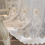 Rideau élégant brodé avec motifs floraux délicats, idéal pour ajouter une touche de sophistication à toute pièce. Accessoire de décoration intérieure parfait pour un style classique et raffiné.