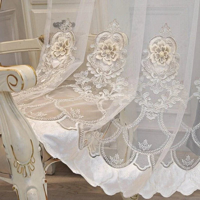 Rideau élégant brodé avec motifs floraux délicats, idéal pour ajouter une touche de sophistication à toute pièce. Accessoire de décoration intérieure parfait pour un style classique et raffiné.