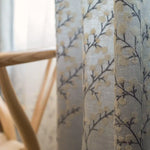Rideau décoratif à motif floral élégant, idéal pour ajouter une touche naturelle et sophistiquée à votre intérieur. Design délicat de branches et fleurs, parfait pour un salon ou une chambre à coucher accueillante et harmonieuse. Transformez votre espace avec ce rideau raffiné qui combine style et fonctionnalité.